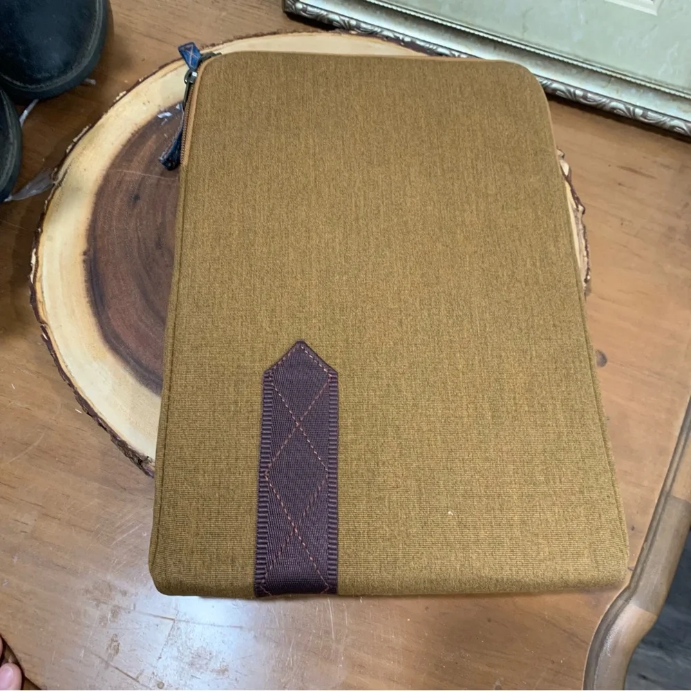 STM Australia‎ HT1063 Brown Ridge Laptop Sleeve designed for 11-12
